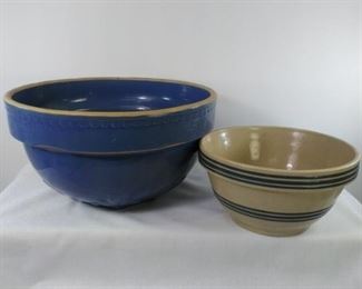 2 Vintage Stoneware Bowls in Coordinating Colors