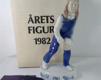 BG 1982 Girl with BAll Figurine