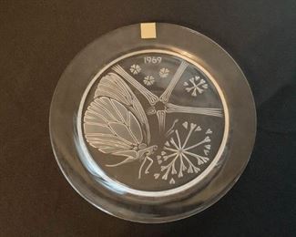 LOT #151 - $20 - Lalique Crystal 1969 Collector Plate, Papillion / Butterfly (has original box)