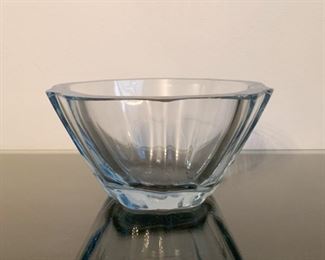 LOT #165 - $25 - Vintage Stromberg Strombergshyttan Swedish Crystal / Art Glass Bowl, Signed