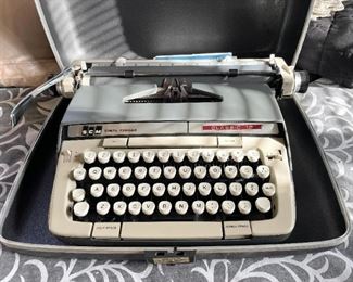 Vintage Classic 12 Smith Corona Typewriter
