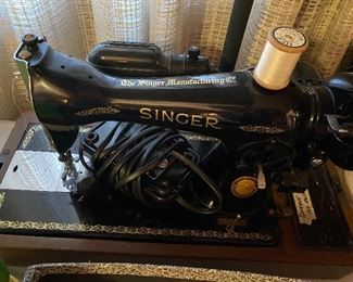 Singer sewing machine/vintage