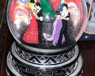 Bloomingdales 2000 Snow Globe. (note, it is not red; the photo  was taken in front of  a red colored package)