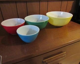 Pyrex nesting bowls 