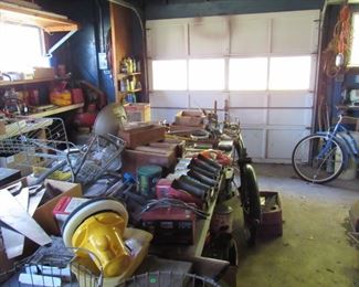 Lots of garden and shed items 