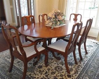 Henkel Harris - Queen Anne style dining table w/dual pedestals & 6 chairs