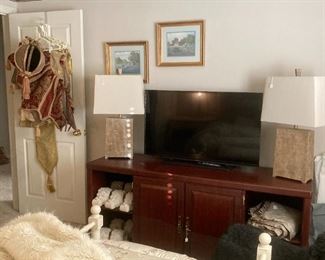 console with computer drawer; flat screen TV; table lamps