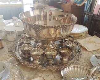 Wallace Silverplate punch bowl with 12 cups...