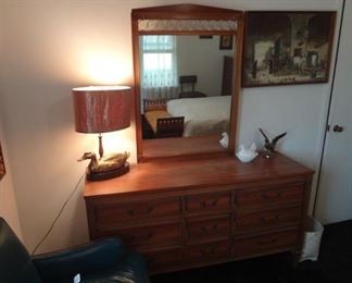 BUY-IT NOW VINTAGE SOLID WOOD DRESSER WITH MIRROR