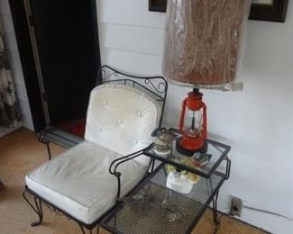 VINTAGE PORCH FURNITURE CHAIR & TABLE 1 OF 2
