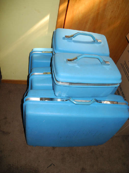 Two full sets of turquoise blue Samsonite vintage luggage