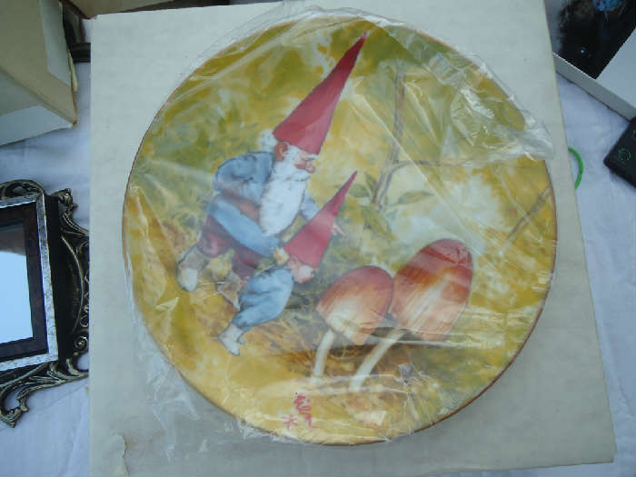 Set of gnome plates