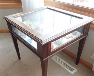 CURIO END TABLE / GLASS LIFT TOP