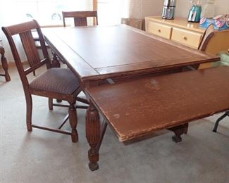 OAK DINING TABLE WITH RE-TRACTOR LEAVES ON END AND CHAIRS