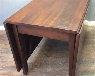 VTG. MAHOGANY DROPLEAF DINING TABLE