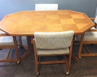 DINING TABLE w 4 CHAIRS