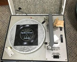 Vintage turntable, only marking is A 7129367 on a metal plate, and "property of the US Gov't, Library of Congress." It works!