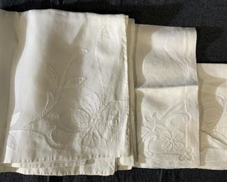 Set 5 Vintage Linens & Tablecloth