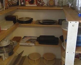Lots of kitchen goodies!