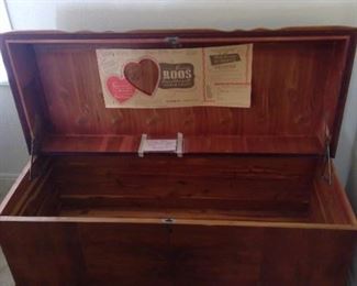 Vintage (1946) Roos Sweetheart Cedar Chest