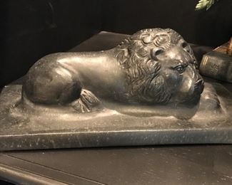 Lion statuette