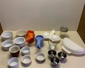 Assorted kitchen items