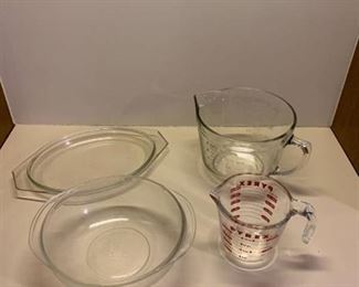 Measuring bowls and other assorted kitchen items
