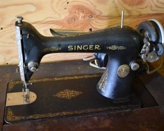 Antique Singer Sewing Machine in Beautiful Condition!