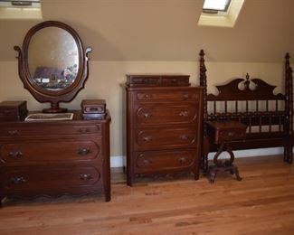 Gorgeous Antique Davis Cabinet Company Lillian Russell Bedroom Set: this is one of the first made and it is in extremely nice condition. Featuring The Dresser with Ox Bow Mirror, Bed, Chest and End Table in Beautiful Condition.