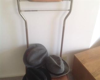 Men's suit holder and hats