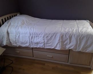 Twin bed w/drawers (there's 2!)