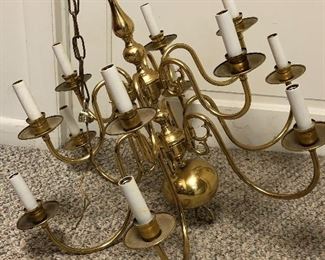 Brass Williamsburg/Colonial chantelier w/12 lights