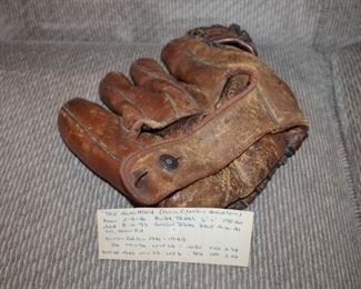 VINTAGE BASEBALL GLOVE (CECIL CARLTON HUGHSON)