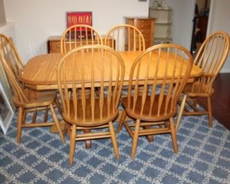 OAK DINING TABLE W/4 LEAFS (SELF-STORING) & 6 CHAIRS