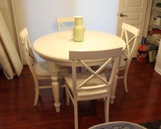 OFF WHITE KITCHEN TABLE W/2 LEAFS & 4 CHAIRS