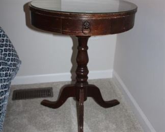 ROUND ACCENT TABLE