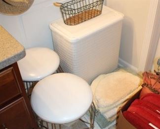 2 STOOLS, WICKER HAMPER