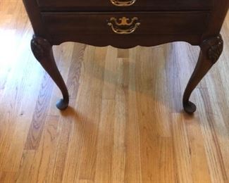 Queen Ann side table with 2 drawers - perfect