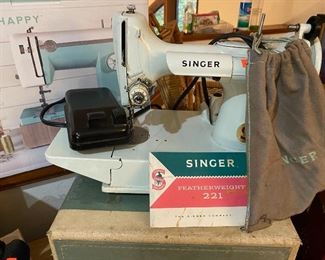 Singer Featherweight 221 Sewing Machine 