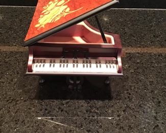 Baby Grand music box, plays “Isola di Capri”