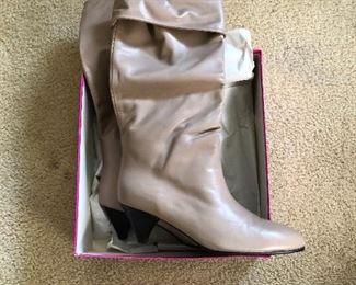 Brand New, d'Rossana tan, leather boots. Made in Italy. Size 8.5 AA.