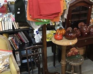 Desk, coat rack, napkins