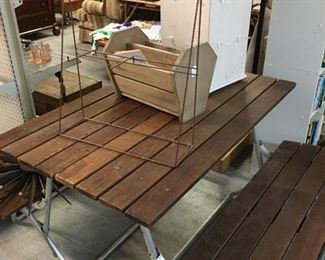 Picnic table