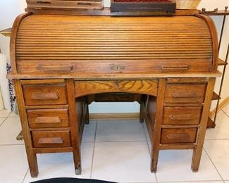 Antique roll-top desk. Comes completely apart and together with no tools!!! (with keys)