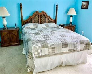 Thomasville bedroom set, bed & 2 nightstands, lamps