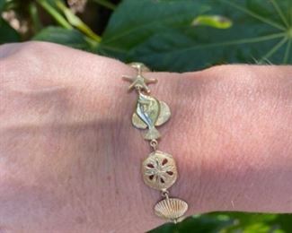 17. 14kt yellow gold sea shell bracelet - weight 0.447 $750