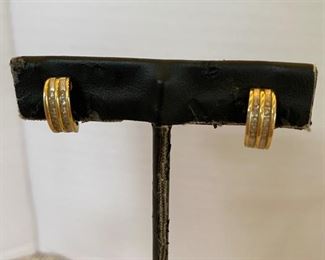 25/ 14kt gold earring with diamonds $125