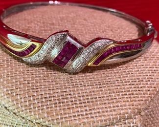 14kt white and yellow gold bangle with rubis