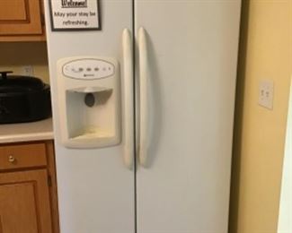 Super nice refrigerator ice and water in the door