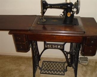 Vintage Singer sewing machine in original cabinet 